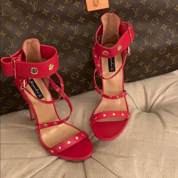 💥NEW GLAM RED HI-heeled multi strap w stud sandal - Picture 2 of 3